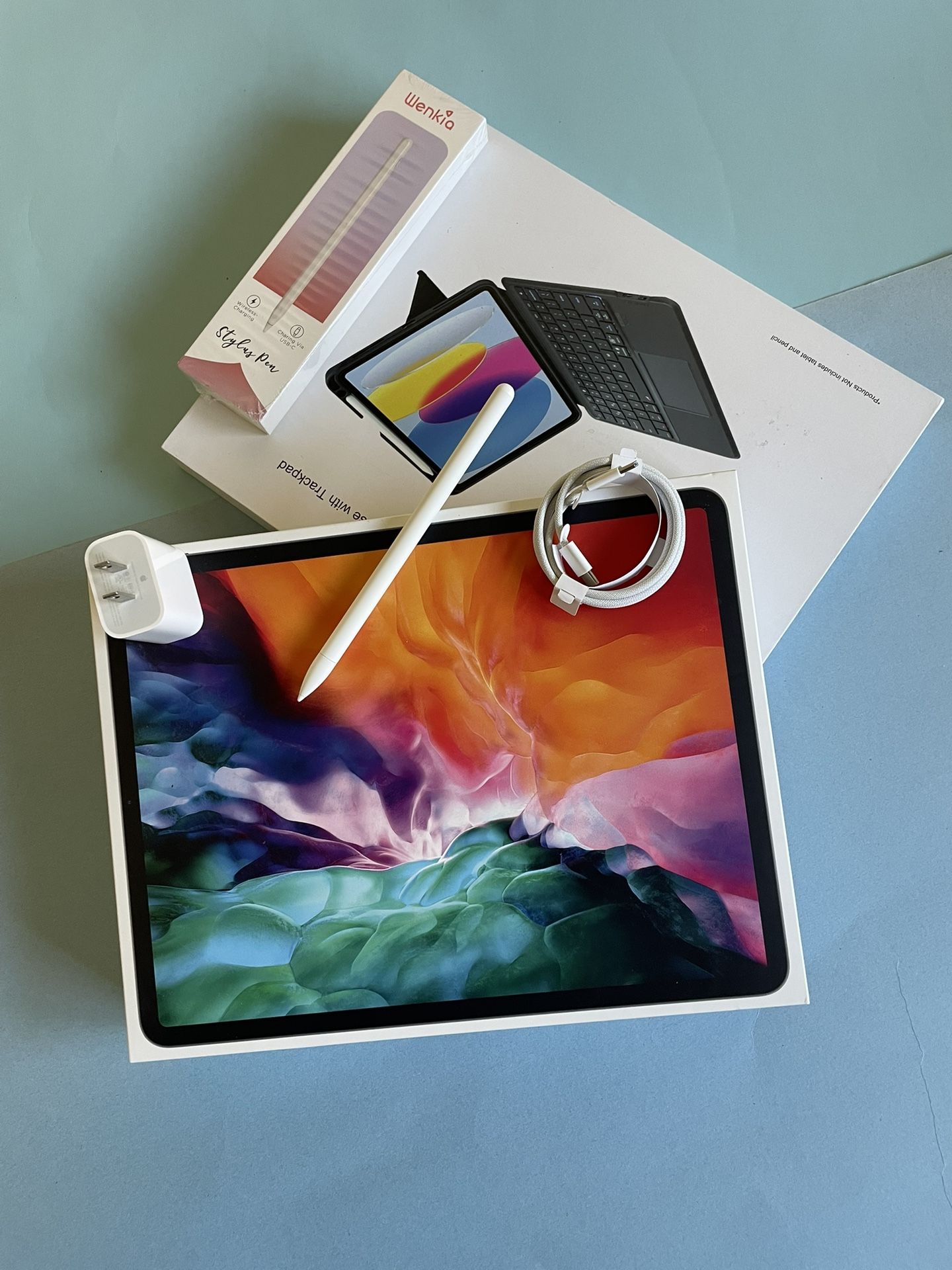 Apple iPad Pro 12.9” 4th Generation 256GB with pen, keyboard & Accessories