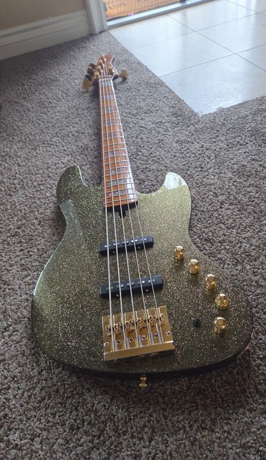 Sire Marcus Miller V10dx 5-string Bass Guitar