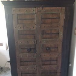 ANTIQUE VINTAGE ARMOIRE FOR SALE!!