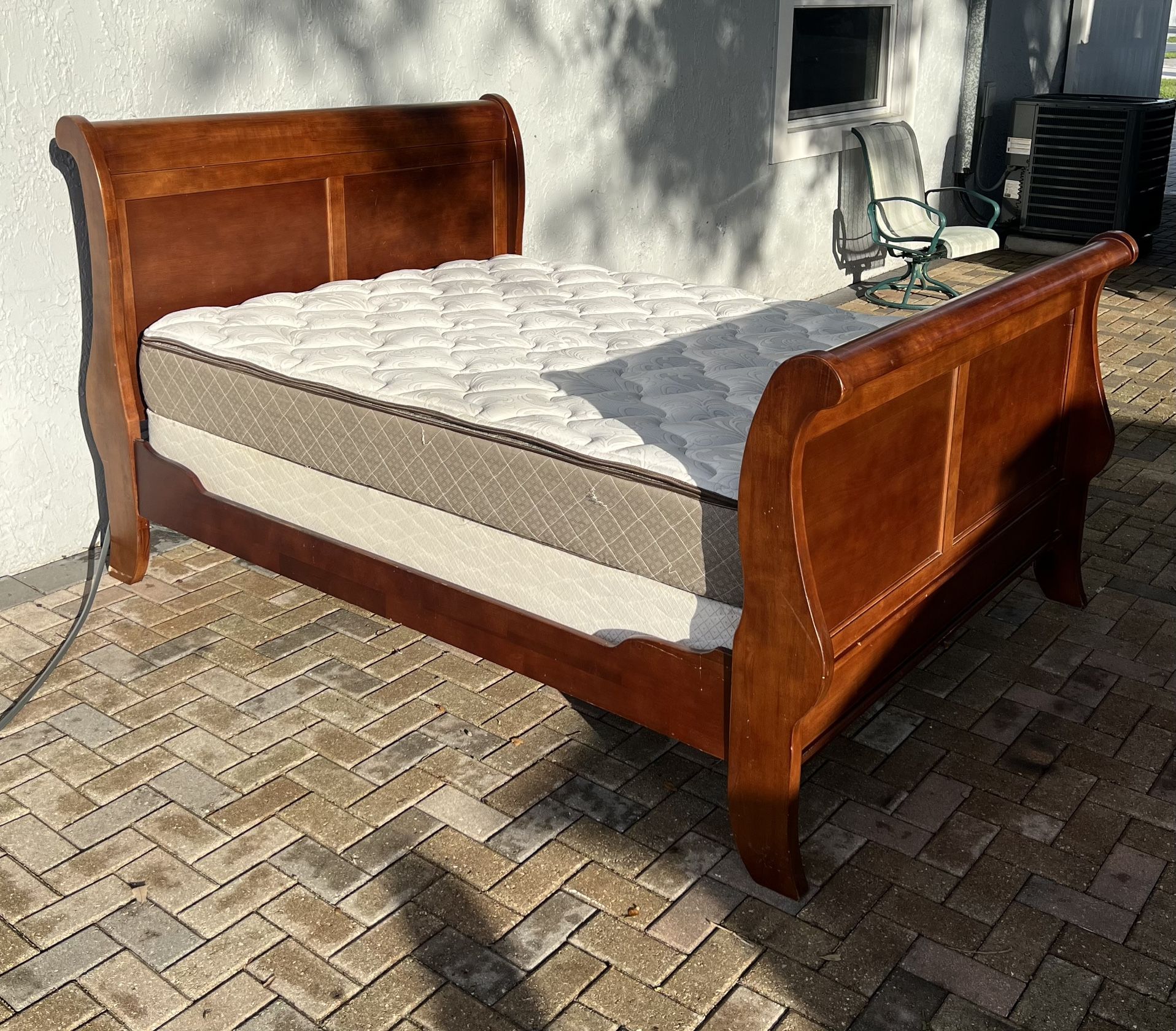 Nice Queen size sled bed, mattress and boxspring included. Perfect conditions!! I can deliver for an additional cost. Price 200$