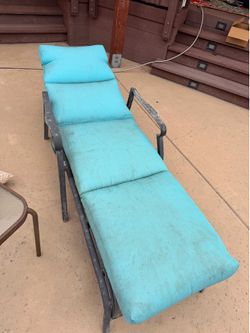 Free lounge chairs and table
