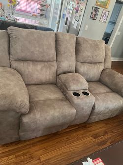 Manual reclining loveseat