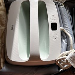 Cricut press with protective cover and pouch