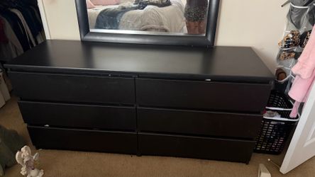 BLACK 6 DRAWER DRESSER WITH A MIRROR THERE ARE TWO NIGHTSTANDS THAT MATCH AS IT WAS A SET