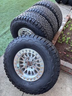 New KMC rims 315/70/17 tires