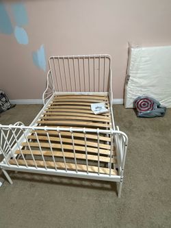 Toddler/twin extendable bed