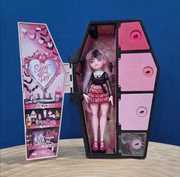 Monster High Skulltimate Secrets Fearidescent Draculaura Doll with Locker