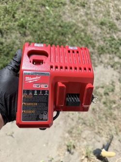 Milwaukee 12/18 V Charger