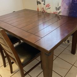 Dinner Table With 4 chairs