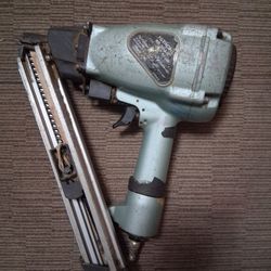 Hitachi Pneumatic 1 1/2" Strip Nailer Nail Gun