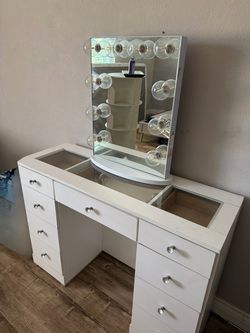 Vanity dresser