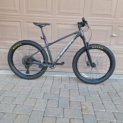 TREK ROSCOE 7 MOUNTAIN BIKE 27.5 INCH 1 X 12 SPEED AIR SHOCK ROCKSHOX LOCKOUT DROPPER POST SEAT ( CHECK MY OTHER BIKES)