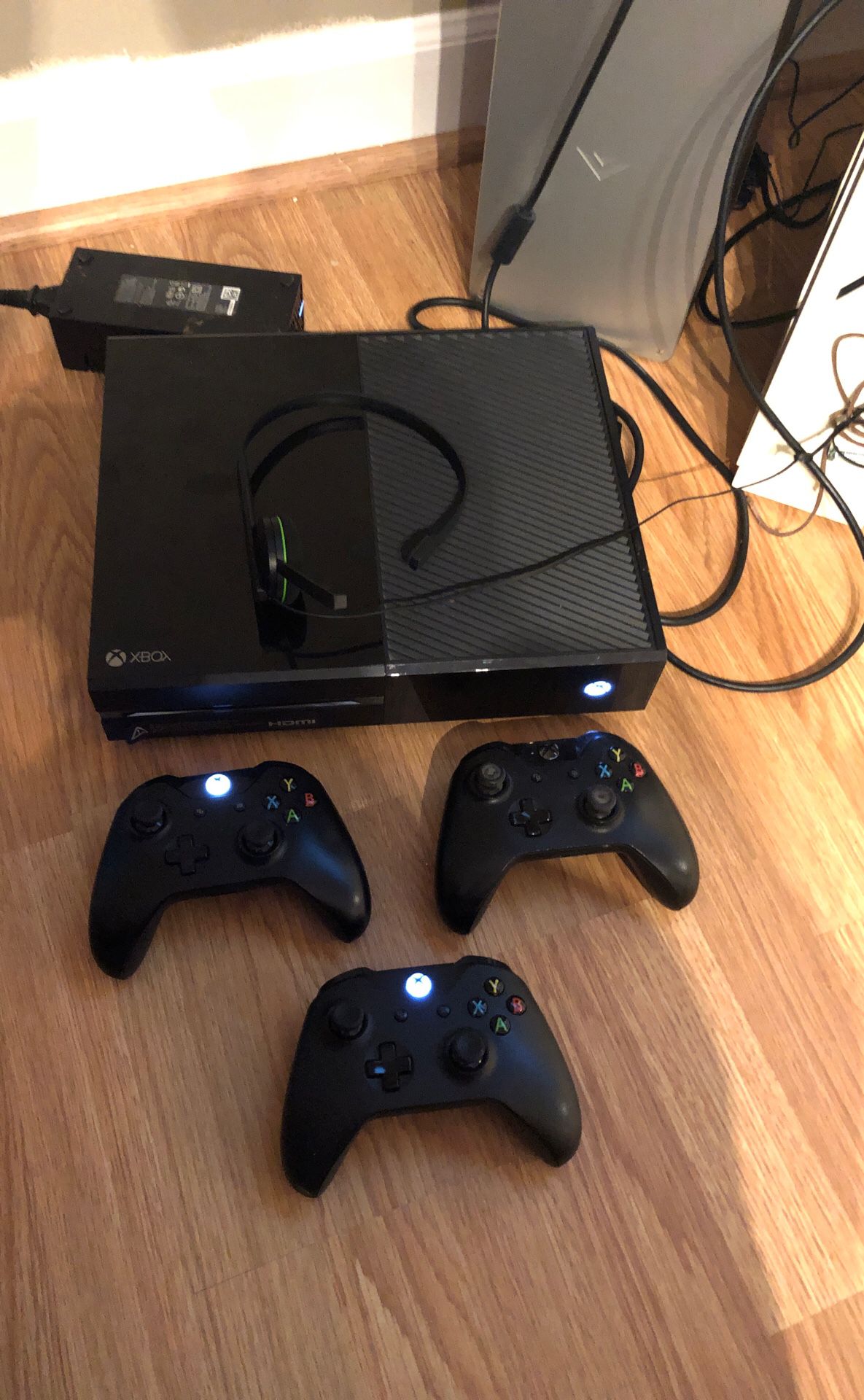 Xbox One 375GB + Headset and 3 controllers