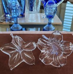 2 Glass Epergne Centerpieces for Flowers
2 glass epergne centerpieces for flowers. One is approximately 10 inches long and the other 9 inches long.