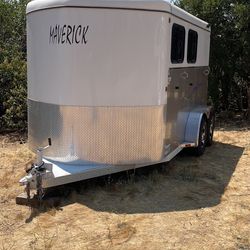 2014 maverick, two horse slant, extra night lighting, custom aluminum wheels