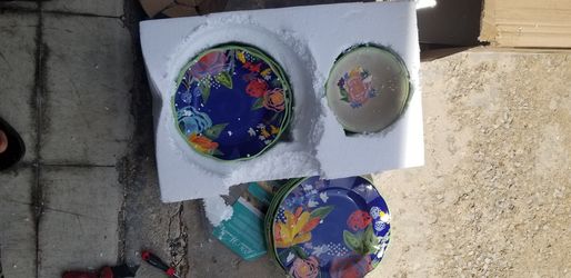 Pioneer Woman 12 pc Dinnerware Set