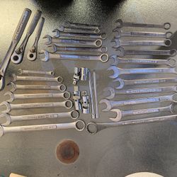 33 pieces Craftsman wrenches,ratchet, and swivel. 