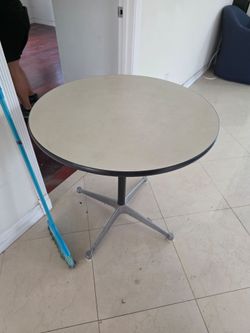 Round table w/ pedestal leg