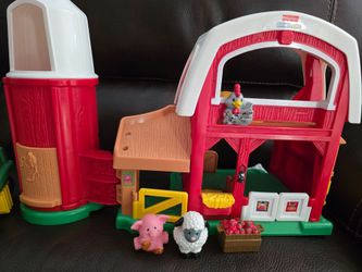 Vintage 2005 Fisher-Price Little People Animal Sounds Farm and Tow n' Pull Tractor