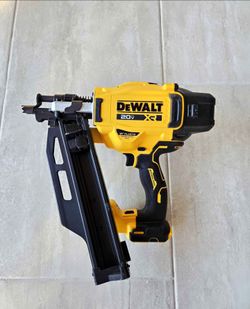 DeWALT 20V XR Framing Nailer 21 degrees