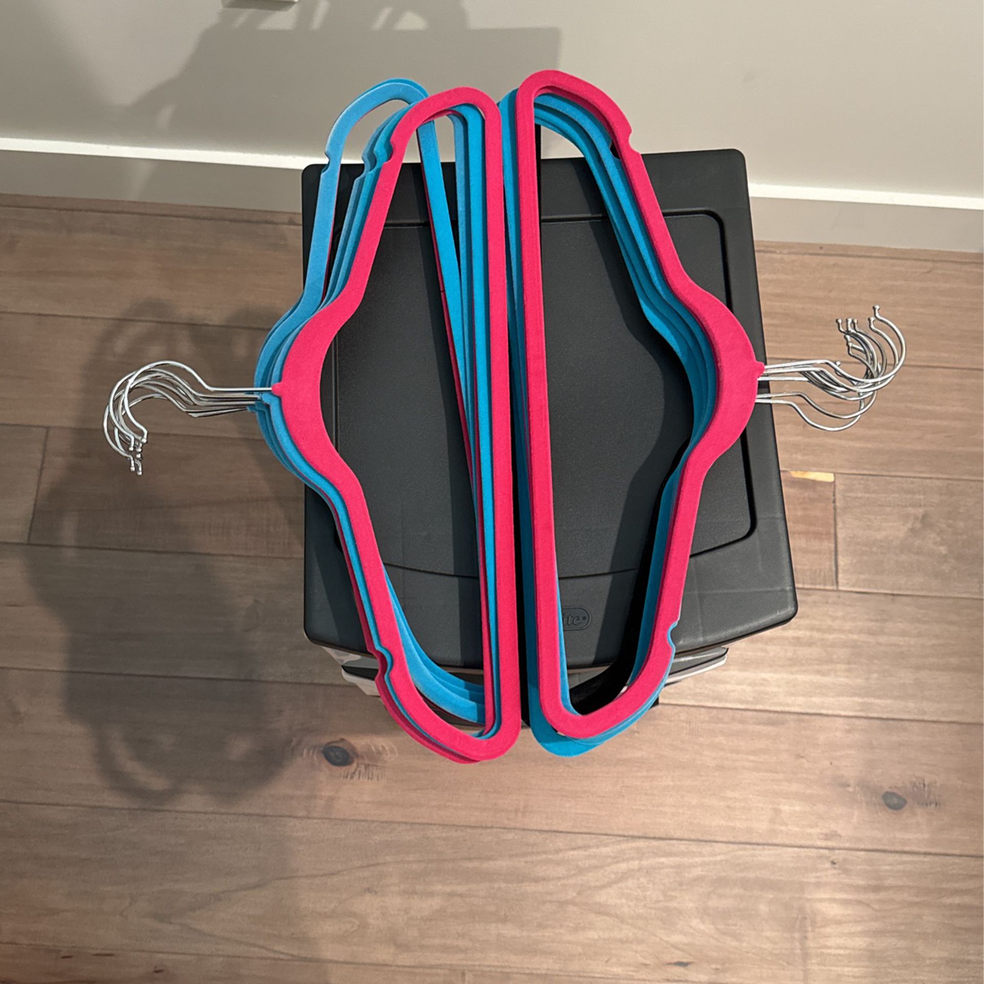 50 Hangers (pink/blue/black)