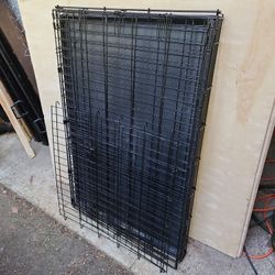 43" x 28x 28" simgle door dog kenel with tray and divider. 