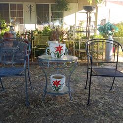 2 Tier Wrought Iron Round Antique Glass Top Table With 2 Mid Century Modern Metal Chairs-