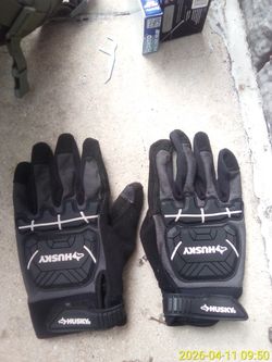 Like New Pair Of Husky Work Gloves And 2 Heavy Duty Caribeaners