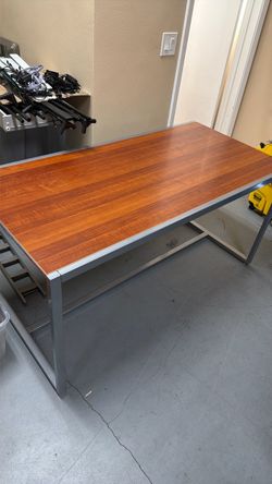 Table (retail ) 5ft long 2.8 ft tall