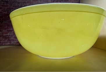 Primary Yellow PYREX 4 Quart Mixing Bowl