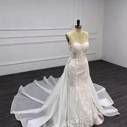 Luxury Lace Strapless Mermaid Bridal Gown & Long Lace Bridal Veil. 