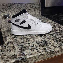 AIR JORDAN 1 MID WHITE/BLACK