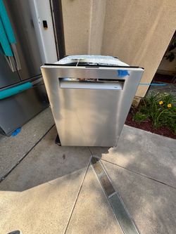 NEW BOSCH 800 series 3 RACK STAINLESS STEEL DISHWASHER WITH A 3 YEAR EXTENDED WARRANTY FULLY TRANSFERABLE 6/27/26. small dent on top control panel 😢