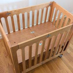 Fold-away Baby Crib