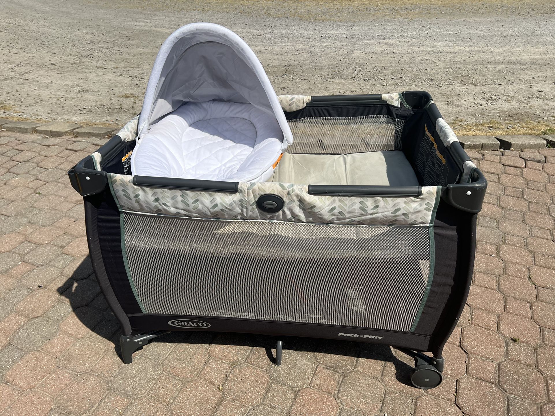 Pack N Play With Bassinet And Napper 