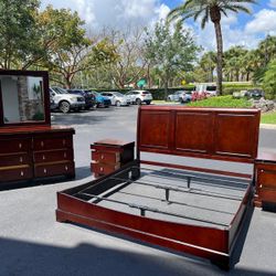 BEAUTIFUL SET KING SOLID WOOD / DRESSER W MIRROR & TWO NIGHTSTAND - BY LIFESTYLE SOLUTIONS - EXCELLENT CONDITION - Delivery Available