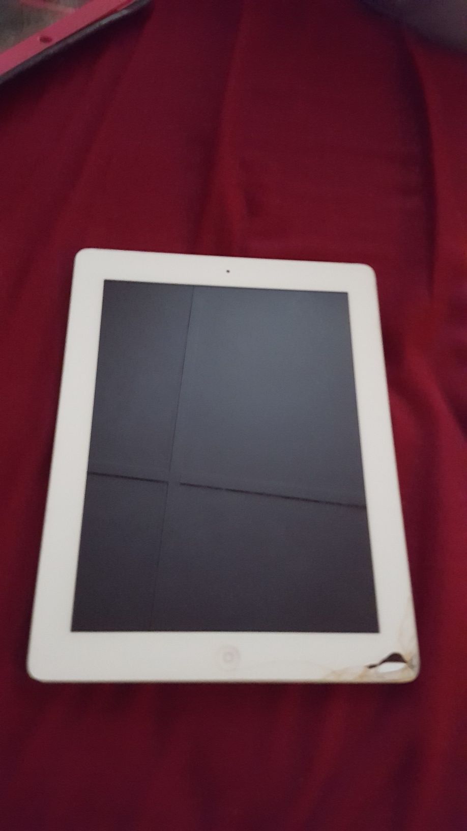 White Apple IPad w/ minor cracks.