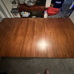 Extendable dining table