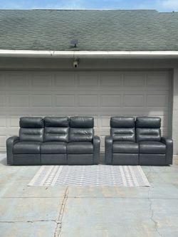 Rooms To Go Sierra Madre Power Reclining Sofa & Loveseat Set – Gray