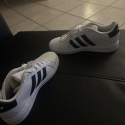 White Adidas, tennis 👟 