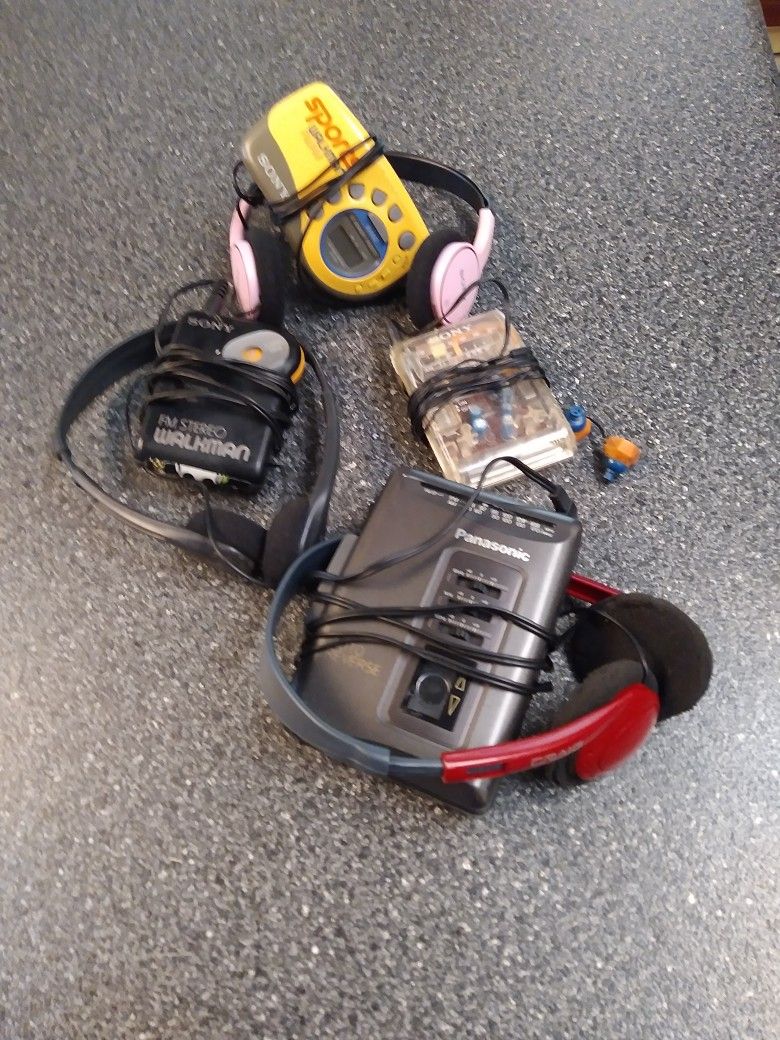 4 Vintage Walkmans. 3. Sony's. 1 Panasonic. Cassette. & Fm. Am. All Work The Clear Sony Is Coolest