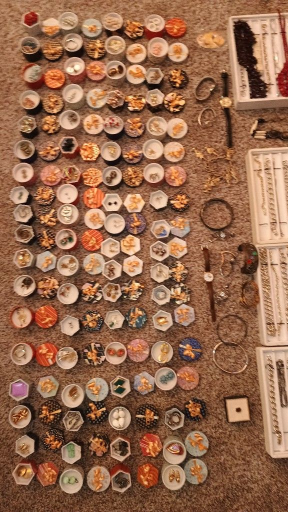 Jewelry Collection 150 Piece Lot Vintage and Costume Jewelry Collection Bracelets Necklaces Earrings less than $2 each see Our other great art antique