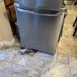 Free Dishwasher, Oven Hood, Swing 
