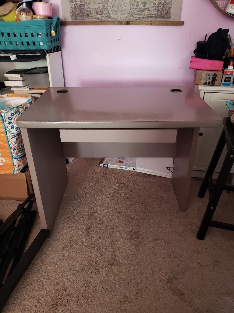 Desk. FREE FREE FREE