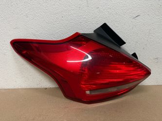 2015-2018 FORD FOCUS TAIL LIGHT LEFT SIDE OEM