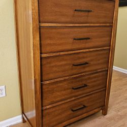 Clean and Nice 5 Drawer Chest / Tall Dresser.