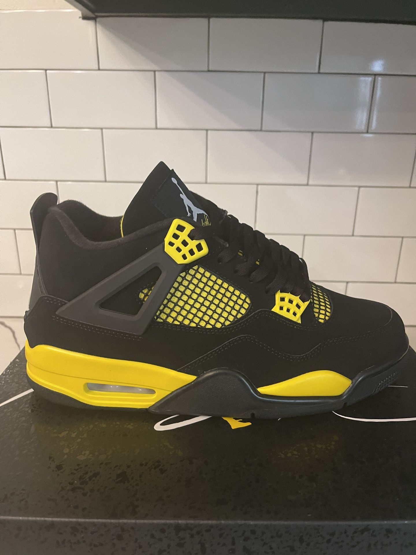 Men’s Jordan Retro 4 Yellow Thunder Size 10.5.