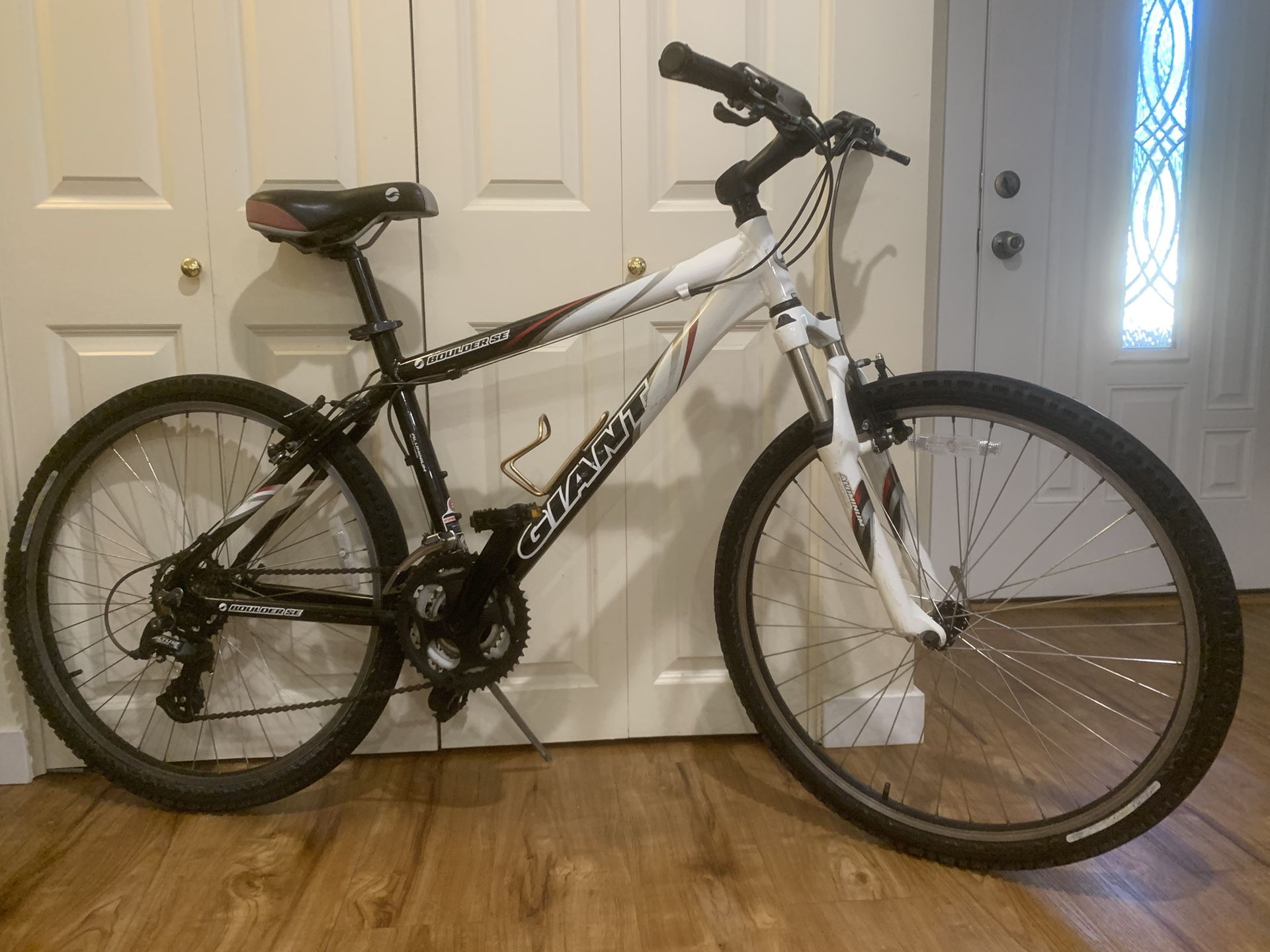 Giant Boulder SE, great condition, Aluminum Frame, for rider 5’5-5’9. Shimano 21 speeds, wheels 26”. No issues.