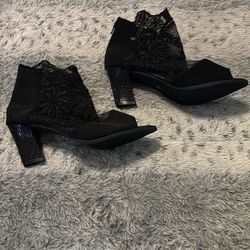 Harley Quinn, black lace, low-cut boots