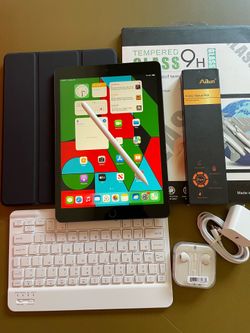 Apple IPad 8th Generation (10.2” Retina /Latest iOS 26/ 2020 model) 32GB with stylus pen, keyboard & Accessories